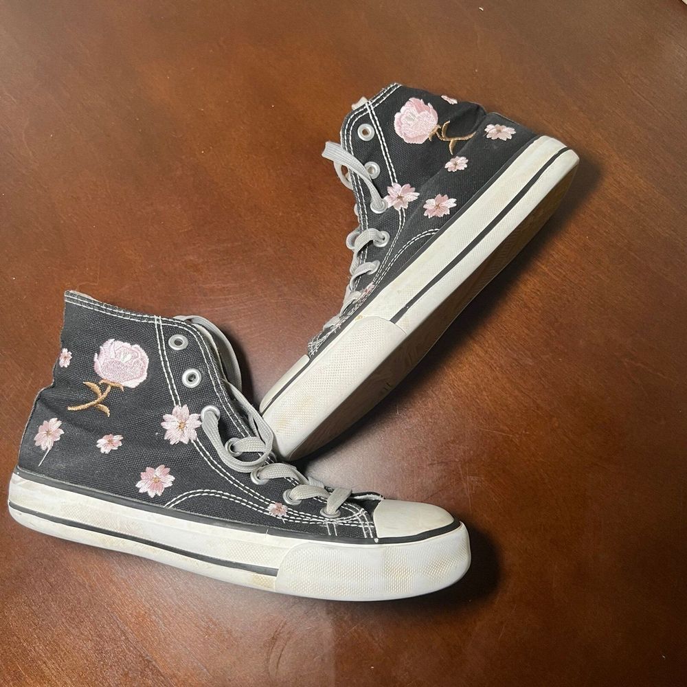 Cute floral high tops women's size 6